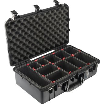 Ein offener Peli Air 1555 Case in schwarz mit einer Trennwand (Trekpak) im Inneren