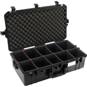 Ein offener Peli Air 1605 Case in schwarz mit einer Trennwand (Trekpak) im Inneren
