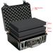 Ein offener Peli 1520 Schutzkoffer in schwarz mit Multilayer Schaumstoff