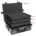 Ein offener Peli 1600 Schutzkoffer in schwarz mit Multilayer Schaumstoff
