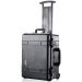Geschlossener Peli 1620 Schutzkoffer in schwarz, der aufrecht steht mit ausgefahrenem Trolley-Griff