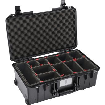 Ein offener Peli Air 1535 Case in schwarz mit einer Trennwand (Trekpak) im Inneren