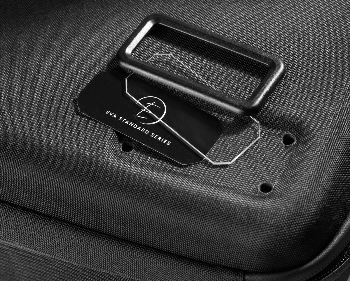 GUARDIQUE EVA-Case — thermogeformte, mit Stoff überzogene Schale und persönliche Logo-Platte